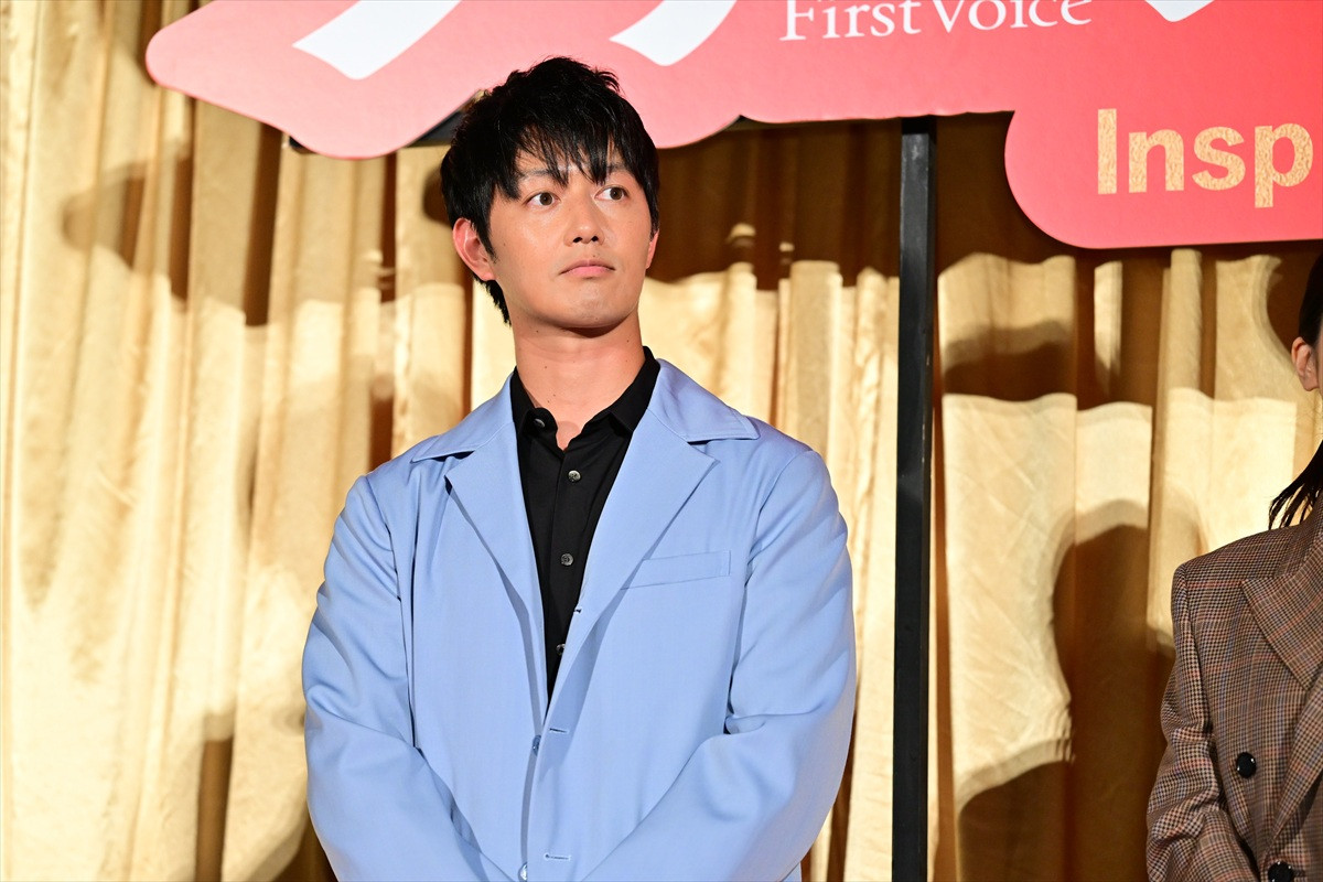 綾瀬はるか、真っ赤なボディコン姿で登場！　バブリーな衣装に「着るとエネルギーをもらえる」