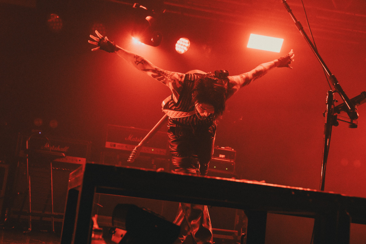 MIYAVI、45歳誕生日にスペシャルライブ開催　HYDEがサプライズ登場！