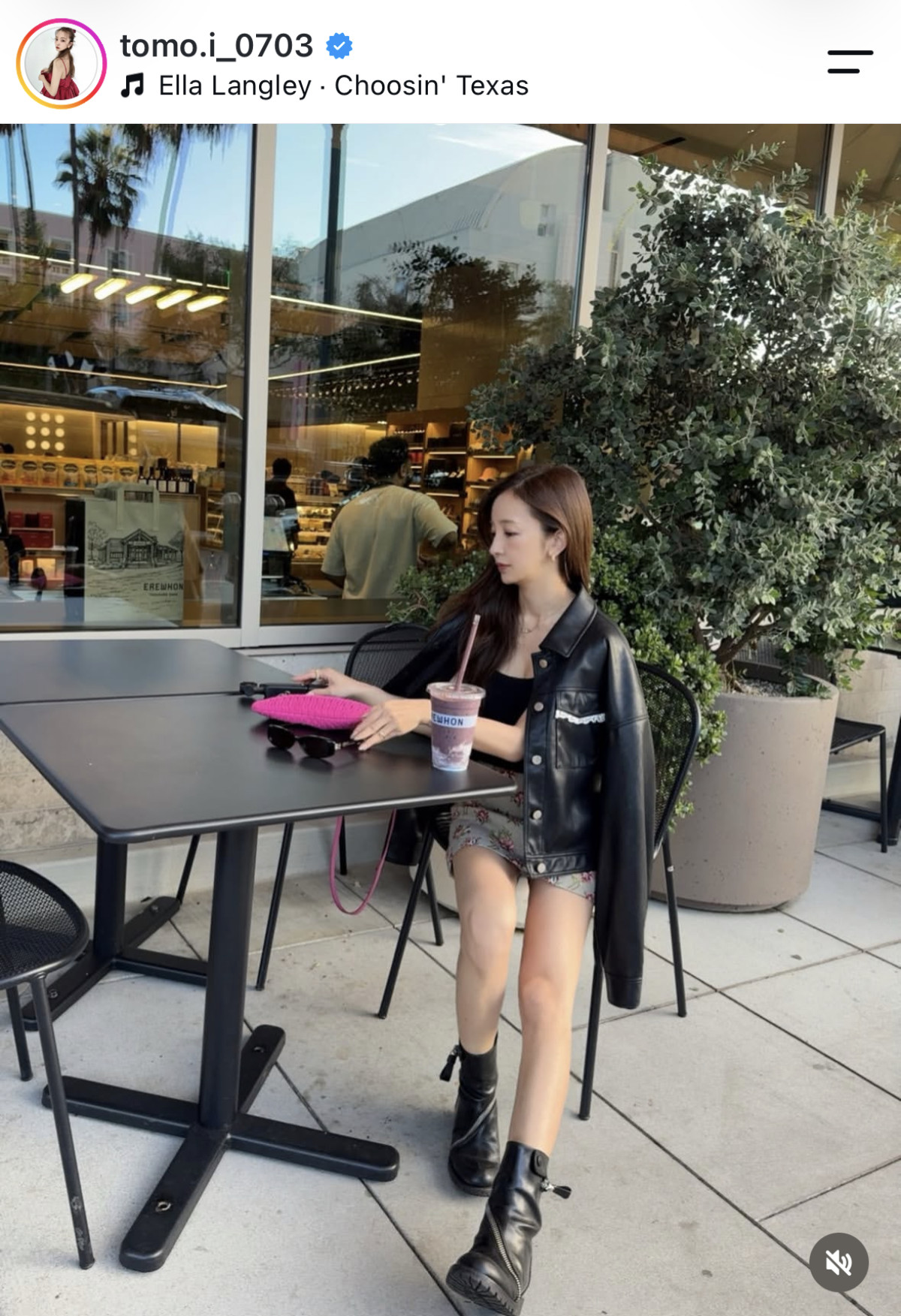 板野友美、花柄ミニから美脚すらり　レザージャケットを合わせた秋コーデに「可愛い」