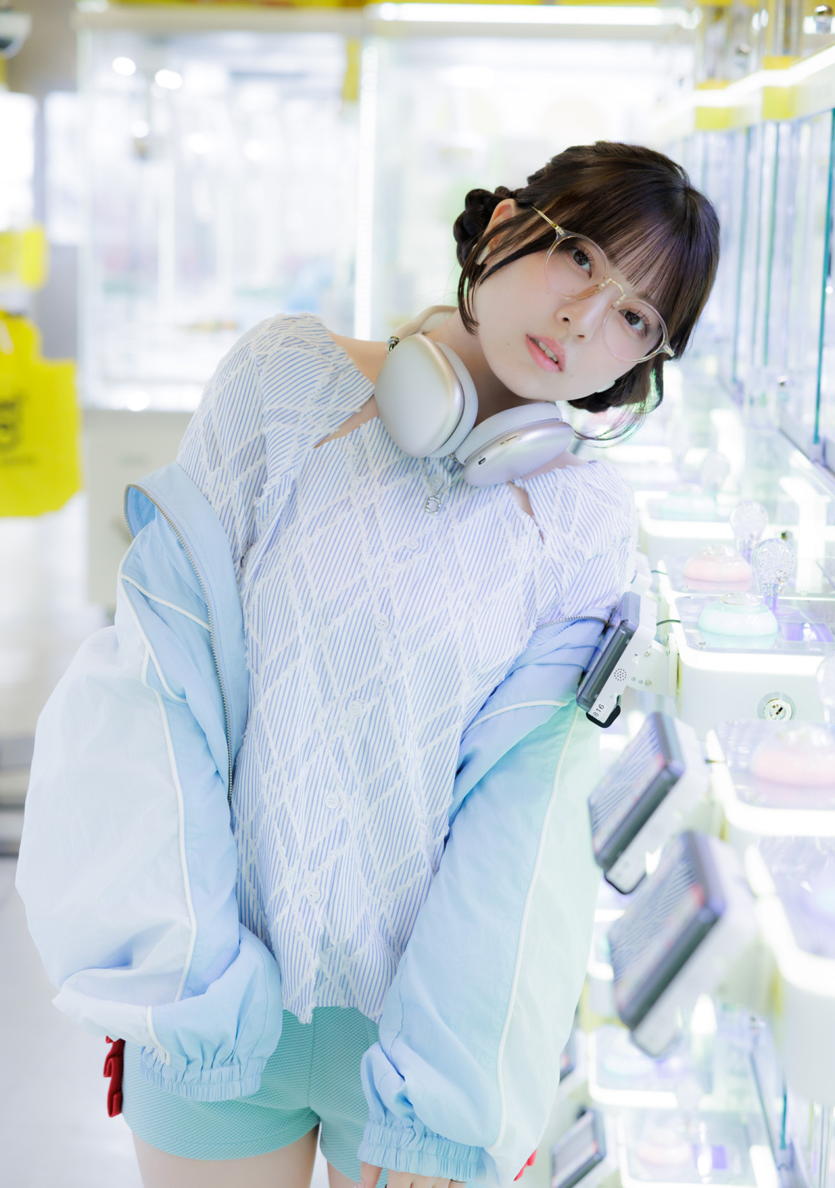 かわいすぎて大抜てき！　アイドル美女がOL風に清楚系、水着も初披露するグラビア！