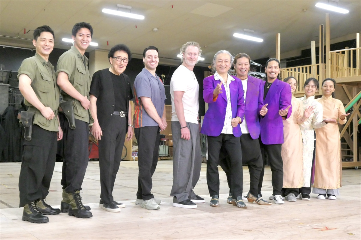 「昔からいるみたいに違和感がない」「面白すぎ」稽古場の桐山照史を駒田一＆東山義久が絶賛！／『ミス・サイゴン』稽古場レポート