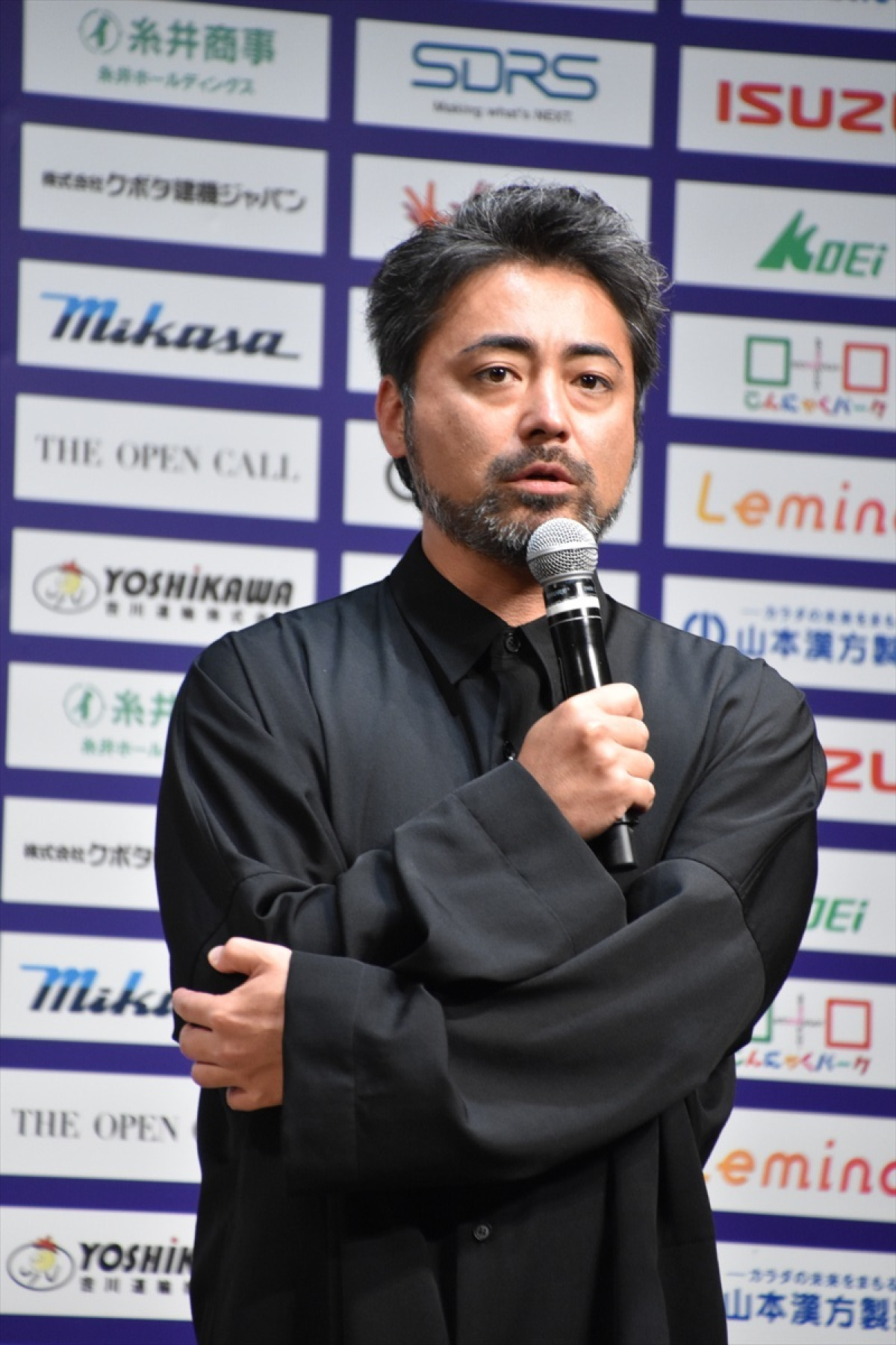 「THE OPEN CALL」プロジェクト報告会見に出席した山田孝之