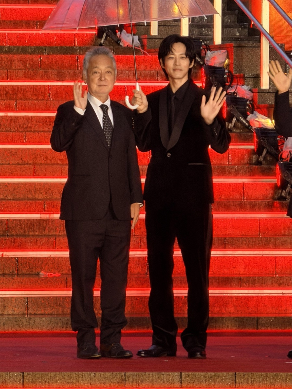 岡田准一＆松坂桃李、シックなスーツ姿でレッドカーペットに登壇　雨の中集まった観客へ感謝＜第39回東京国際映画祭＞