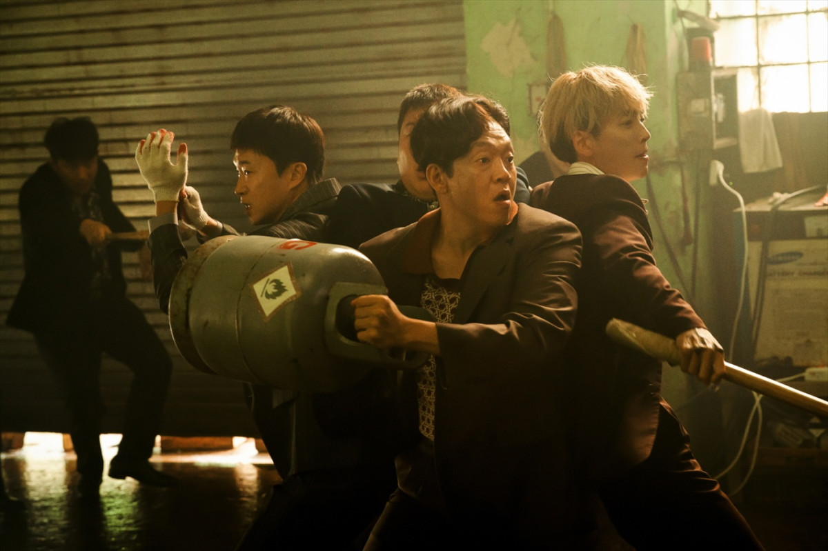 韓国映画『BOSS／ボス』が『極主夫道』とコラボ！　おおのこうすけ描き下ろしイラスト＆コメント到着