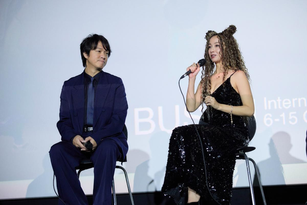沢尻エリカ、ド派手ヘア＆大胆ドレスで釜山に降臨　「度肝抜かれた」「時空歪んでる」の声