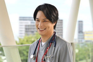 ドラマ『救命病棟２４時』に出演する鈴木伸之