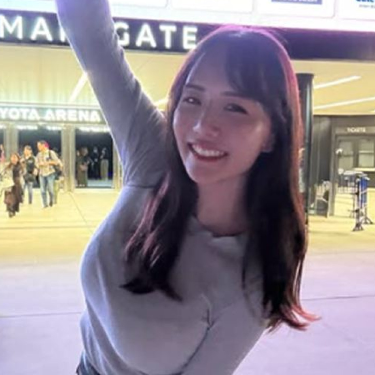 さとみあい、タイトなニット＆レザーミニスカ姿に反響　※「さとみあい」Instagram