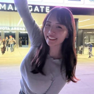 さとみあい、タイトなニット＆レザーミニスカ姿に反響　※「さとみあい」Instagram