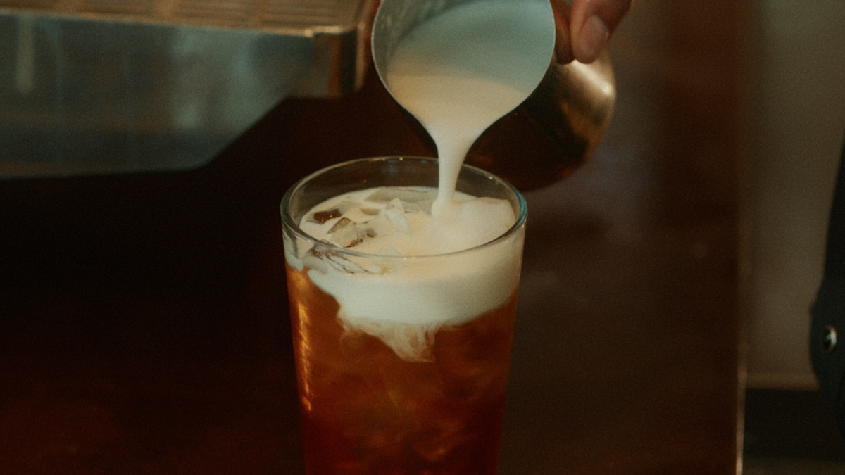 目黒蓮、カナダのカフェで自然体の笑顔　「午後の紅茶」新CM10月6日より全国で放映開始
