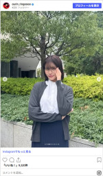 黒髪×メガネスタイルのオフショットを公開した王林　※「王林」Instagram