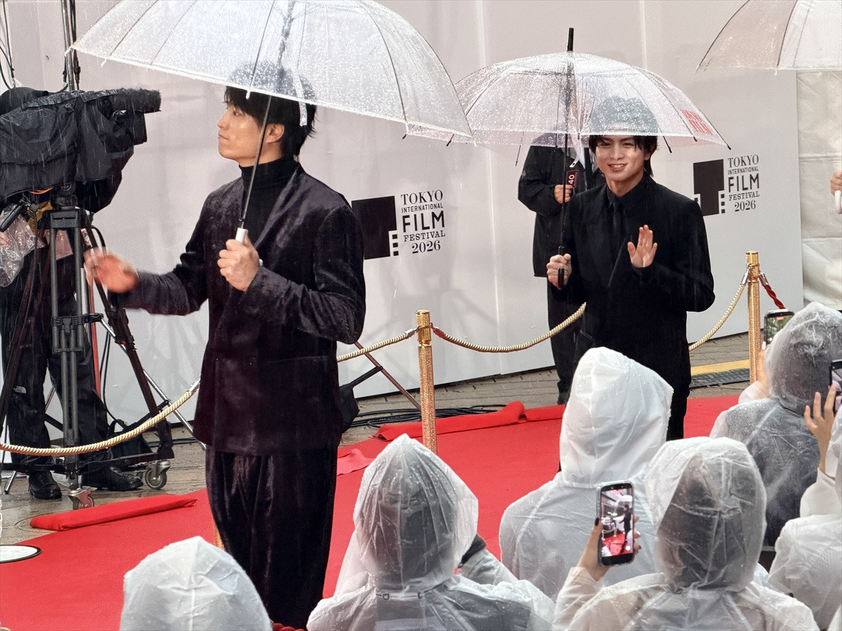 鈴木伸之＆柏木悠（超特急）、オールブラックコーデをクールに着こなす！　爽やかな笑顔で魅了＜第39回東京国際映画祭＞