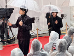 「第39回東京国際映画祭」オープニングレッドカーペットに登場した（左から）柏木悠（超特急）、鈴木伸之