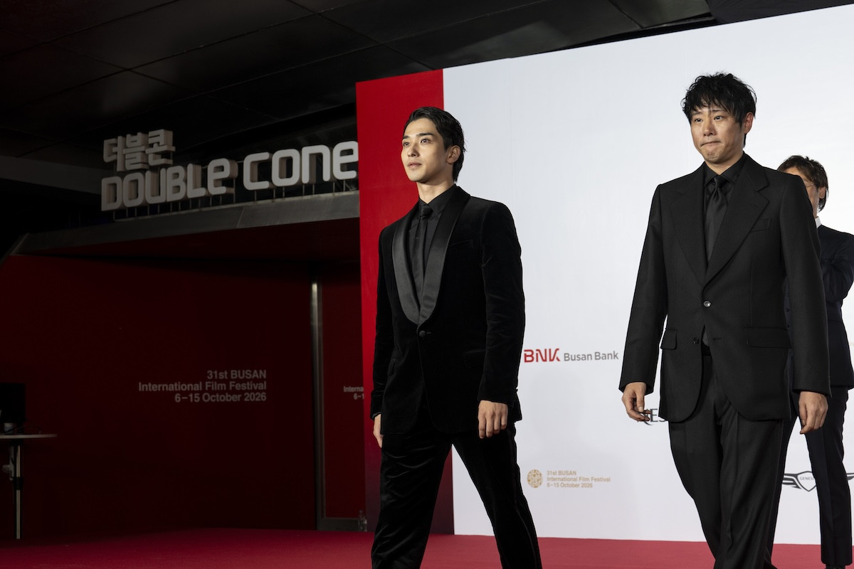 横浜流星、初の釜山国際映画祭レッドカーペットに感慨　藤井道人監督と華やかに登場し大歓声