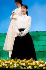 映画『ほどなく、お別れです』完成披露舞台挨拶に登壇した浜辺美波