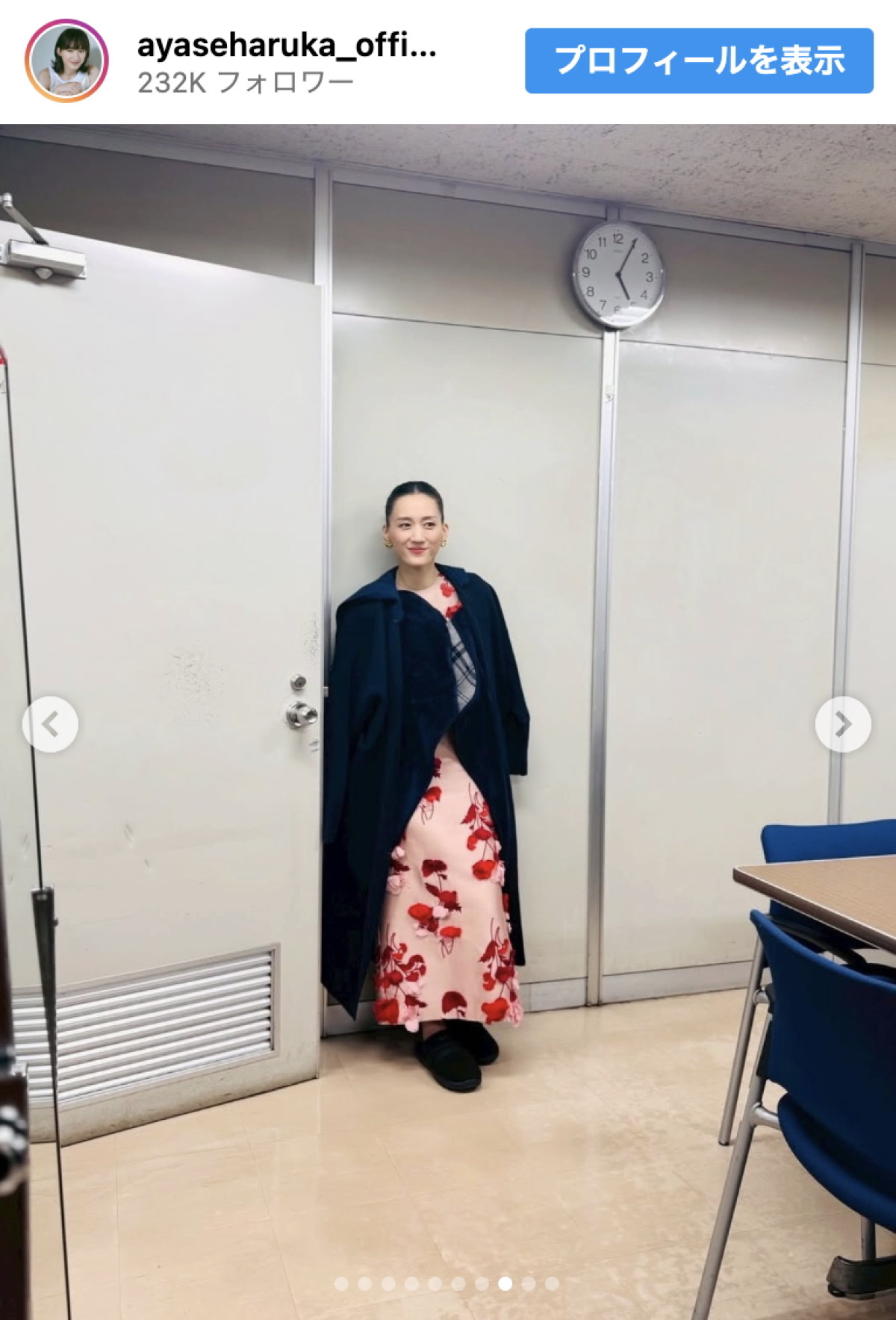 綾瀬はるか『紅白』司会オフショットに反響　話題になった赤ノースリーブ姿も