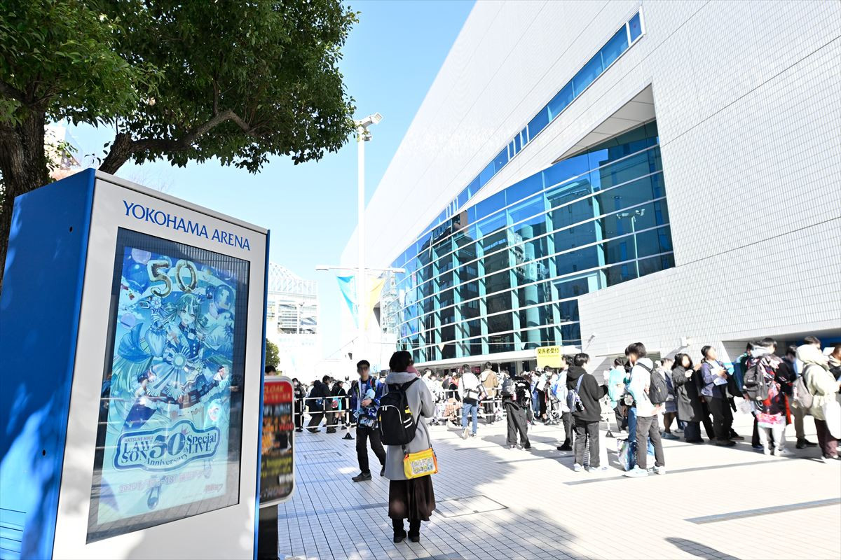 【ライブレポート】圧倒的没入感！　初音ミクがローソン50周年を祝う“ローソンミクライブ”で観る者を世界観に引き込む 