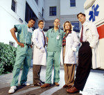 『ER緊急救命室』シーズン1より、ジョージ・クルーニー（左から2番目）とノア・ワイリー（一番右）