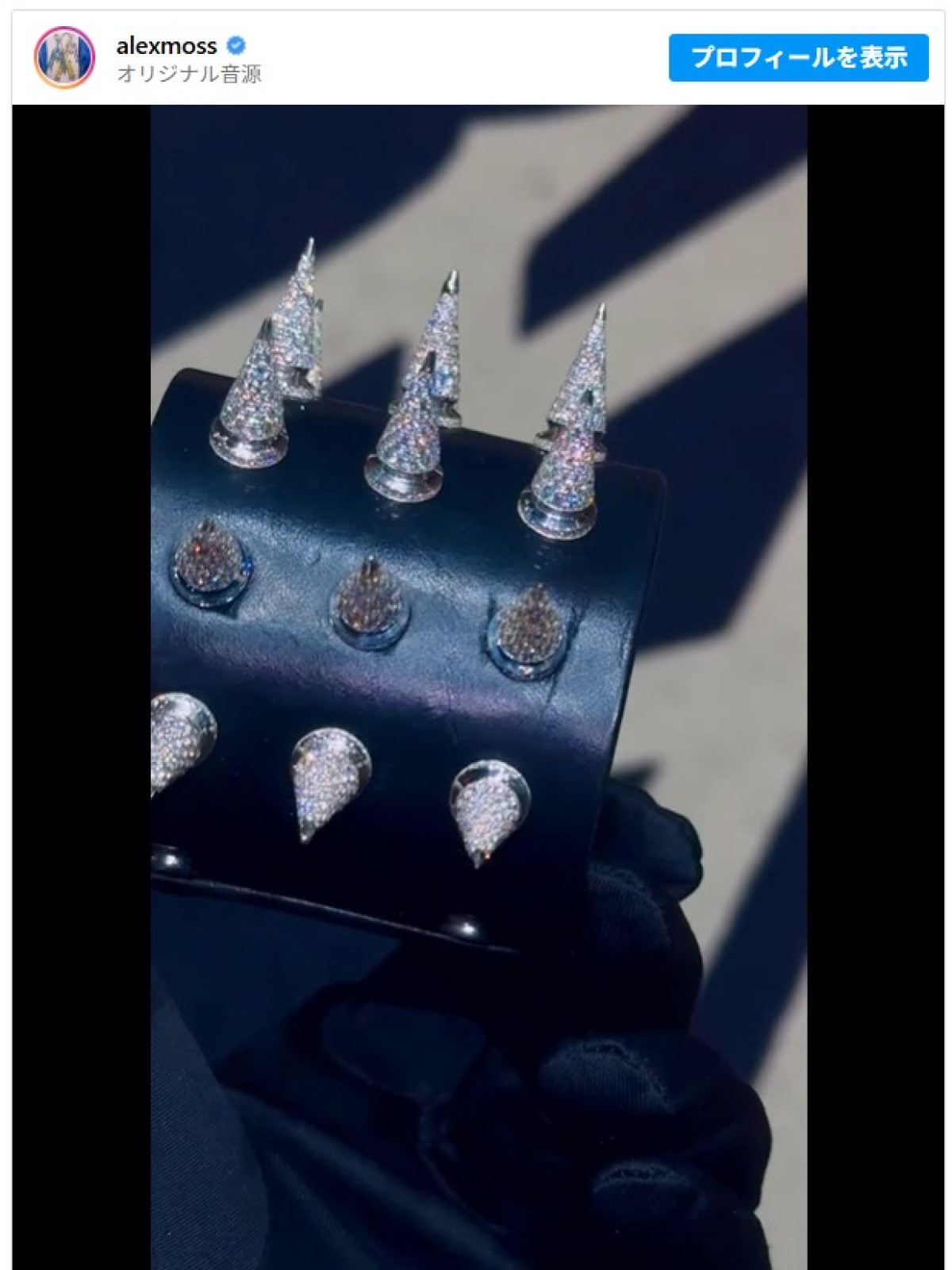 キム・カーダシアンが娘に贈ったクリスマスプレゼントが桁違い！　106カラットダイヤのドクロネックレスに仰天