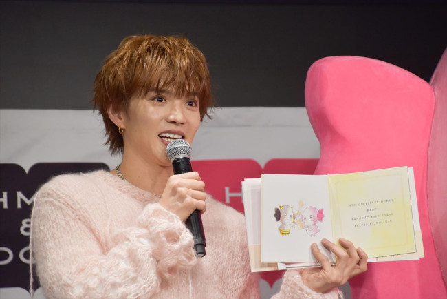 写真）佐藤大樹、大人気“うぱごろう”に希望「いつかFANTASTICSのライブ