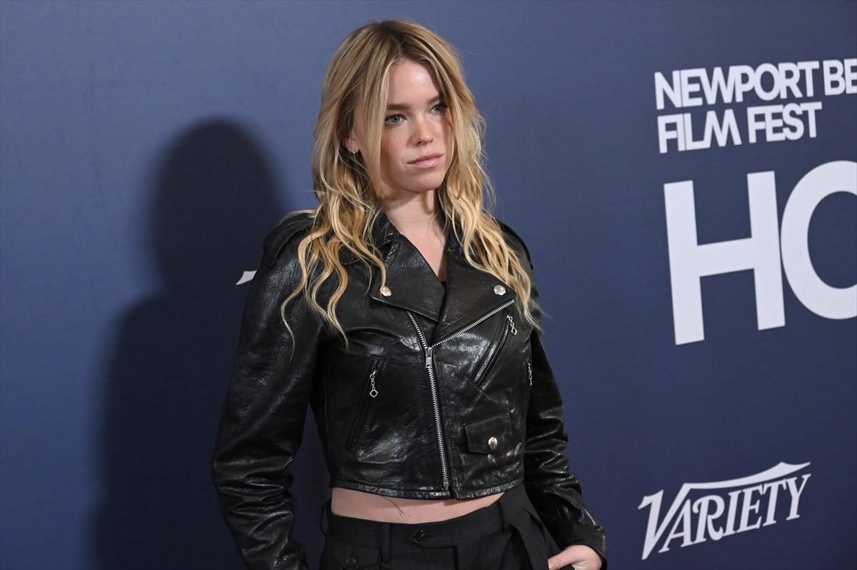 映画『スーパーガール』ロボ役ジェイソン・モモアが華麗に登場！ 最新映像解禁