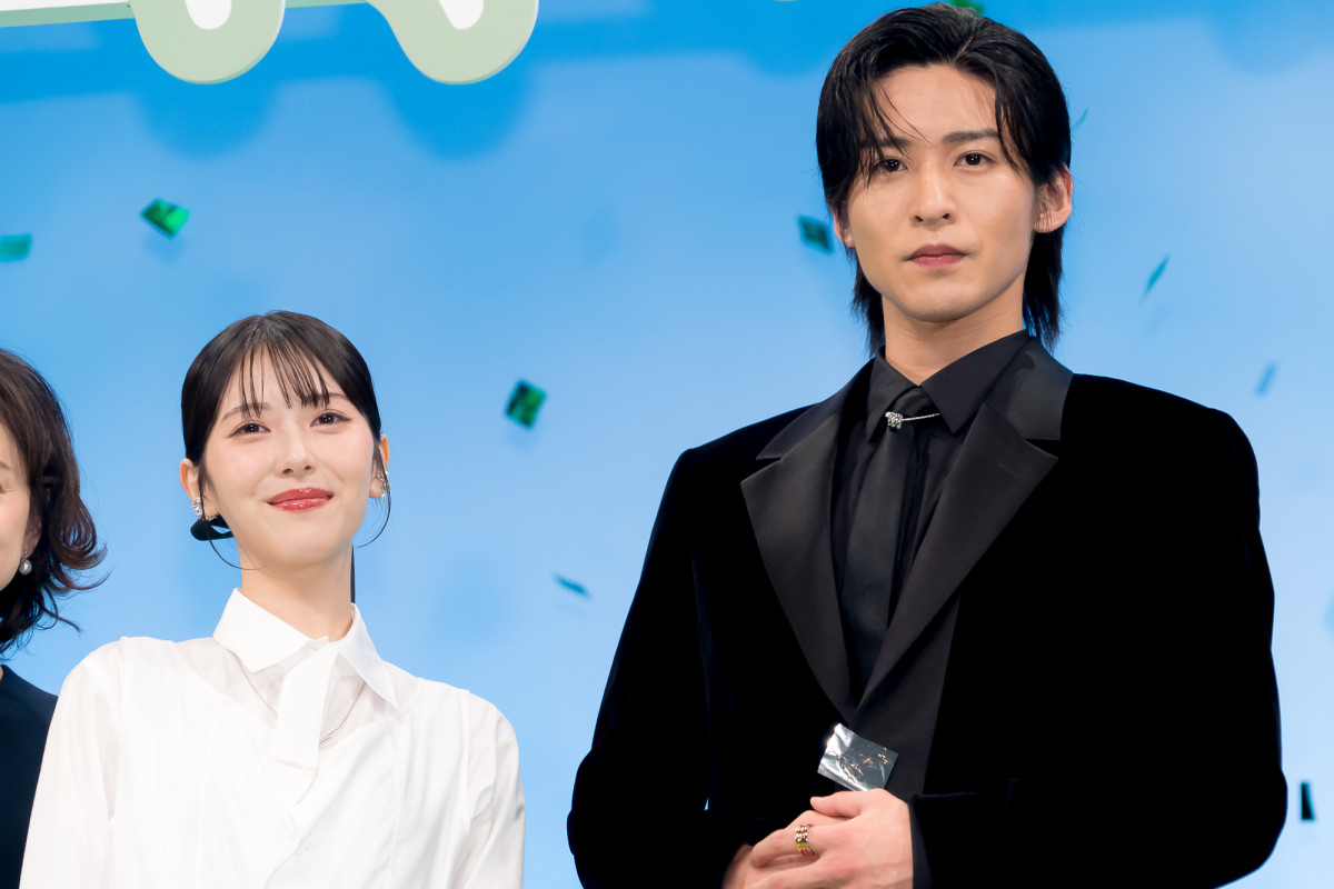 映画『ほどなく、お別れです』完成披露舞台挨拶に登壇した（左から）浜辺美波、目黒蓮