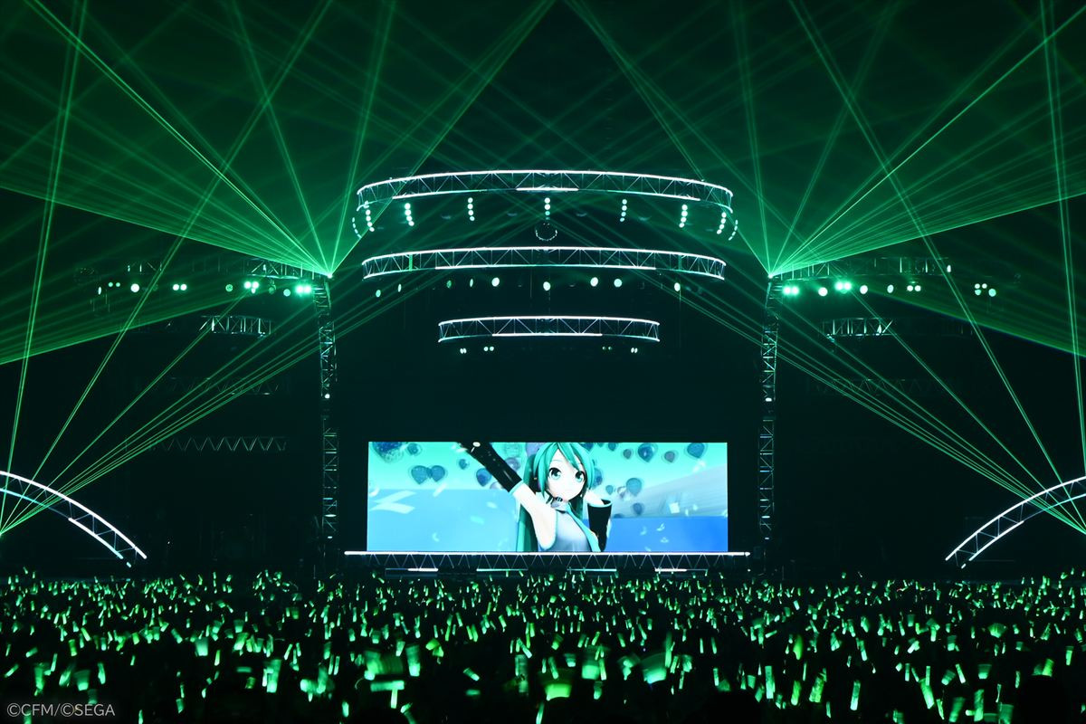 【ライブレポート】圧倒的没入感！　初音ミクがローソン50周年を祝う“ローソンミクライブ”で観る者を世界観に引き込む 