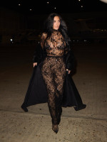 ディナーへ向かうキム・カーダシアン（現地時間2月2日、パリ）