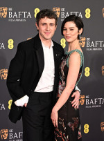 第79回英国アカデミー賞授賞式に登場したポール・メスカル＆グレイシー・エイブラムス