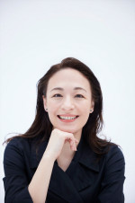 特集ドラマ『ある小説家の日記』に出演するシルビア・グラブ