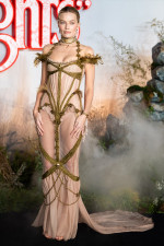 マーゴット・ロビー、人毛で作られた衝撃のネイキッドドレスで『嵐が丘』プレミアに登場