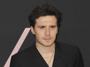 ベッカム長男、父に続き兄弟へのタトゥーも上書き