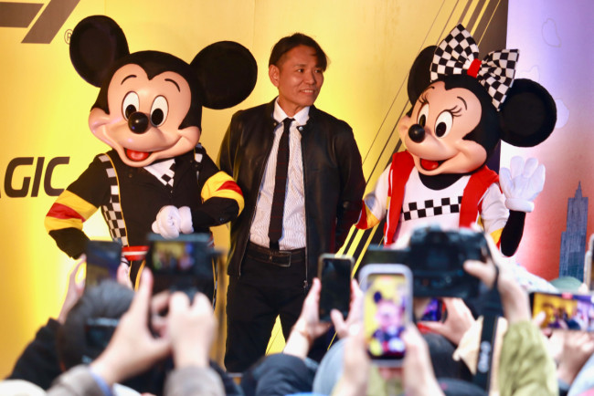 写真）F1衣装のミッキー＆ミニーが日本初登場！ サプライズで東京