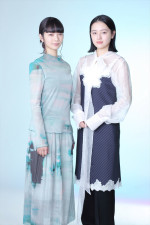 （左から）見上愛、上坂樹里