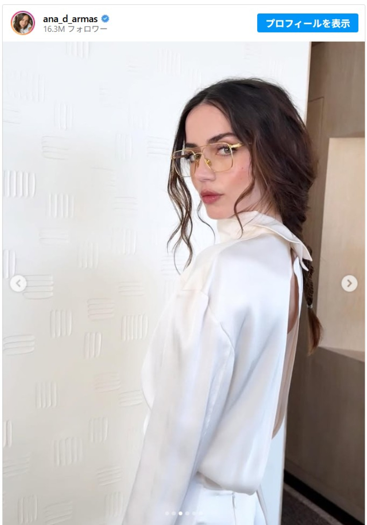 アナ・デ・アルマス、ルイ・ヴィトンのショーでキュートなメガネ姿披露　中条あやみ&BLACKPINKリサらも来場