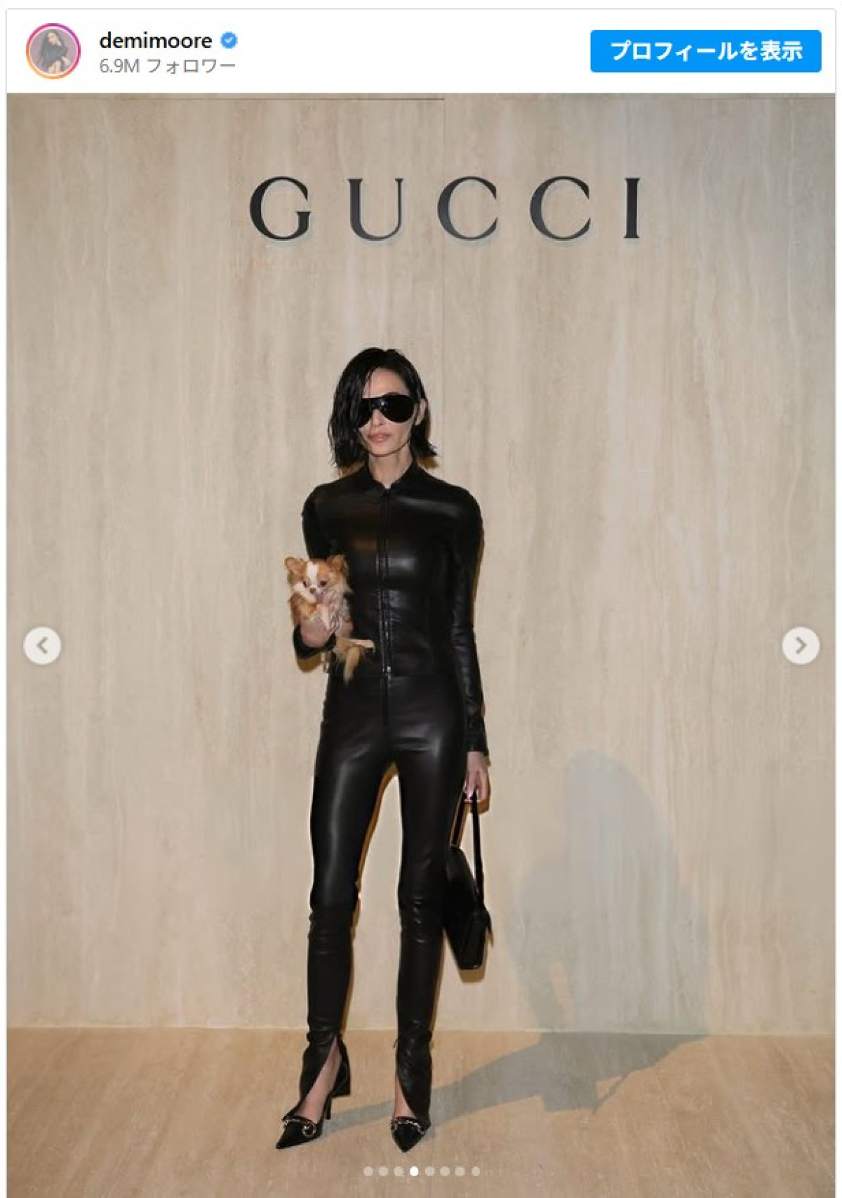 デミ・ムーア、イメージ一新のボブヘアに！　全身ブラックのレザールックで愛犬と登場