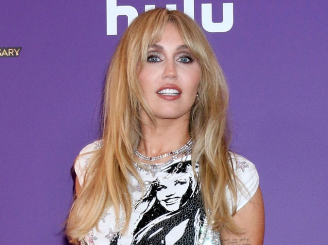 マイリー・サイラス、『ハンナ・モンタナ 20周年記念スペシャル』LAプレミアにて