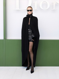 ディオール「2026‐2027年秋冬コレクション」に来場したシャーリーズ・セロン