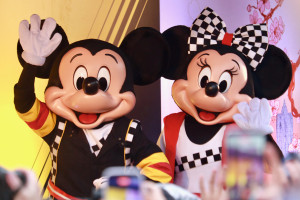 F1衣装のミッキー＆ミニーが日本初登場！　サプライズで東京タワーに駆けつける〈取材レポ〉