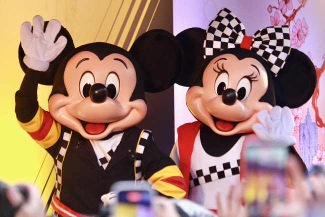 F1衣装のミッキー＆ミニーが日本初登場！　サプライズで東京タワーに駆けつける〈取材レポ〉