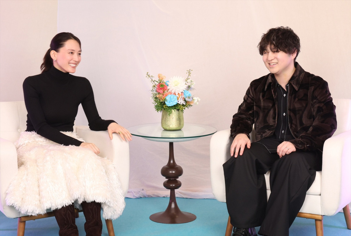 綾瀬はるかが涙…『人はなぜラブレターを書くのか』場面写真解禁　ヒゲダンとの対談映像も近日公開