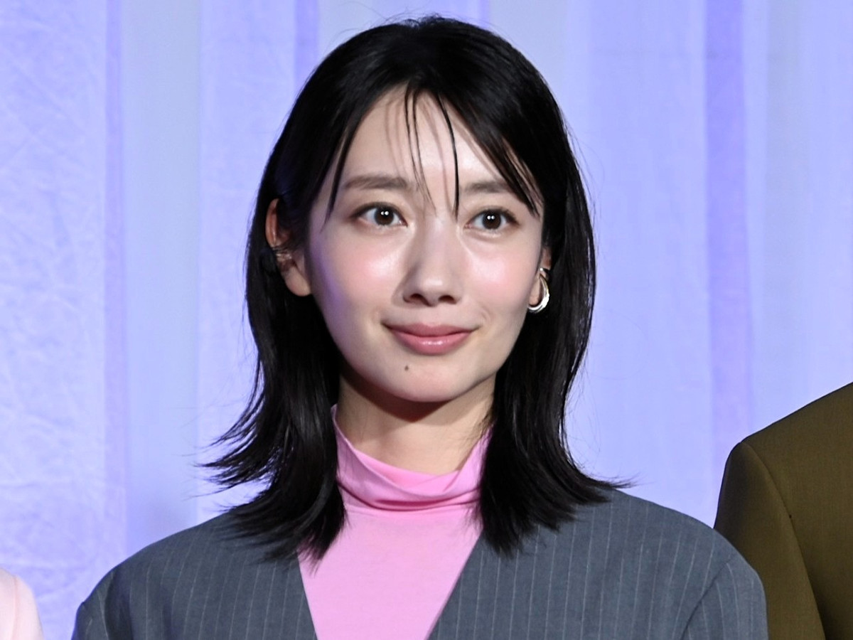 麻生久美子、波瑠に“差し入れ”をしまくる　その理由とは　