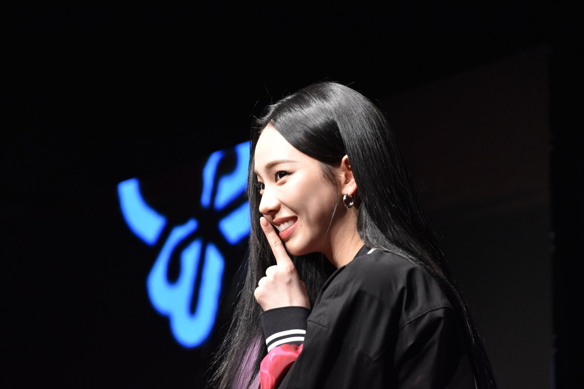 aespa・KARINA、黒とピンクのゴルフウェア姿で登場　『MARK ＆ LONA』新ブランドアンバサダー就任