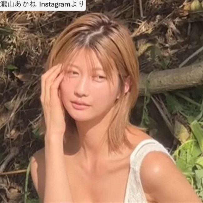 瀧山あかね、ソロショット　※「瀧山あかね」Instagram