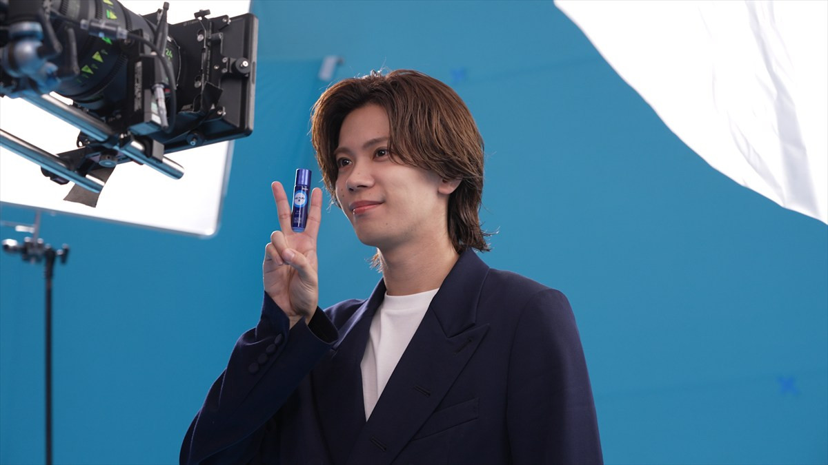 Number_i神宮寺勇太、紺色のスーツ姿でスマートな演技披露　「ムヒベタV液」TVCM登場　