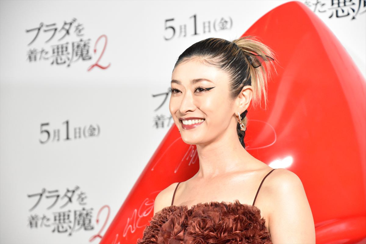 TWICE・MOMO＆SANA『プラダを着た悪魔２』をイメージした真っ赤なドレスで登場！ジャパンアンバサダーに就任