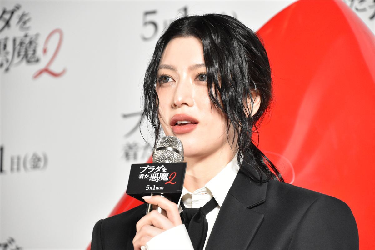 TWICE・MOMO＆SANA『プラダを着た悪魔２』をイメージした真っ赤なドレスで登場！ジャパンアンバサダーに就任