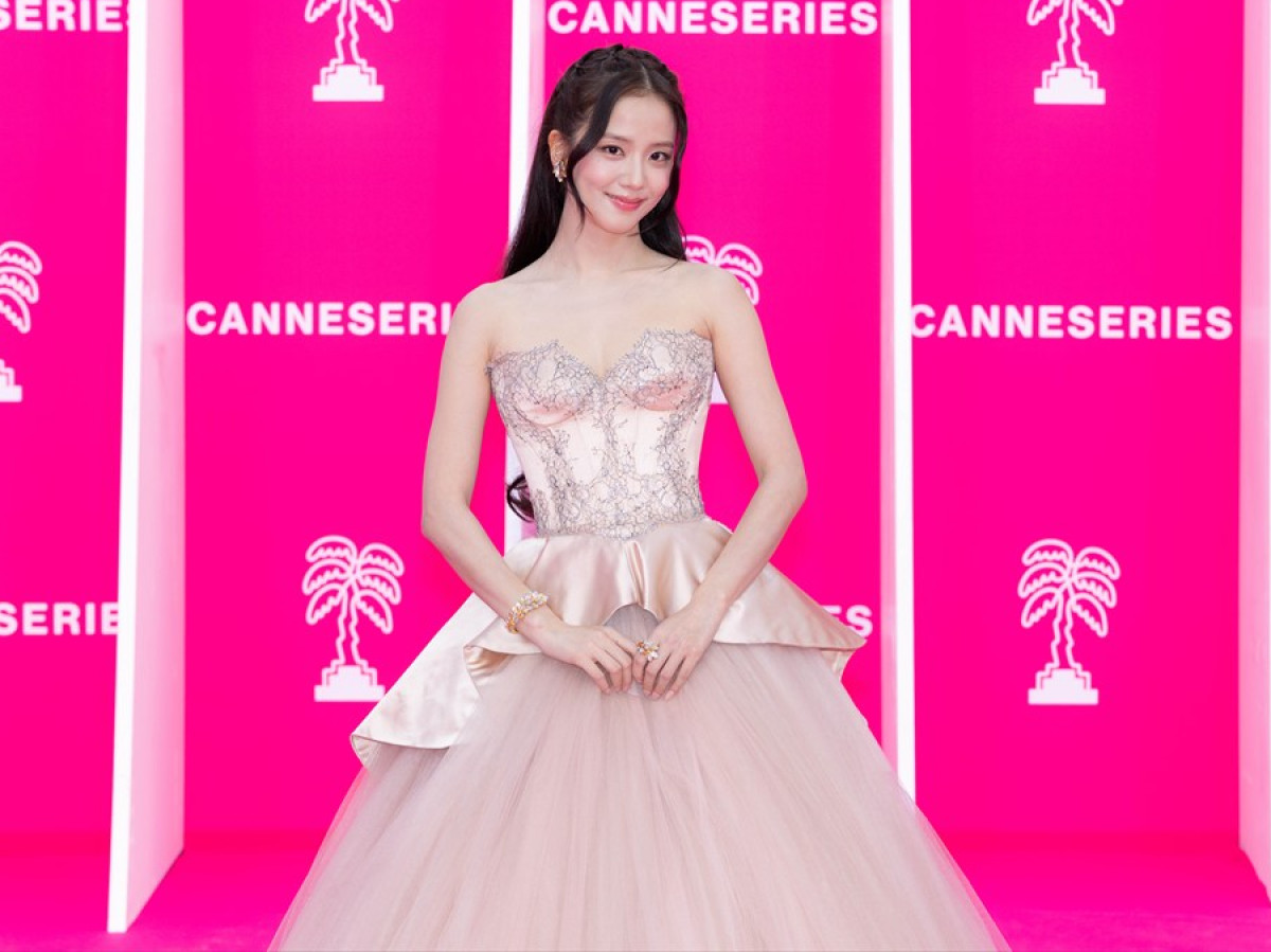BLACKPINK・ジス、ピンクのプリンセスドレスで魅了　カンヌ国際シリーズフェスティバルで新人賞受賞