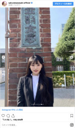 入学時に撮影したスーツ姿　※「川崎桜」インスタグラム