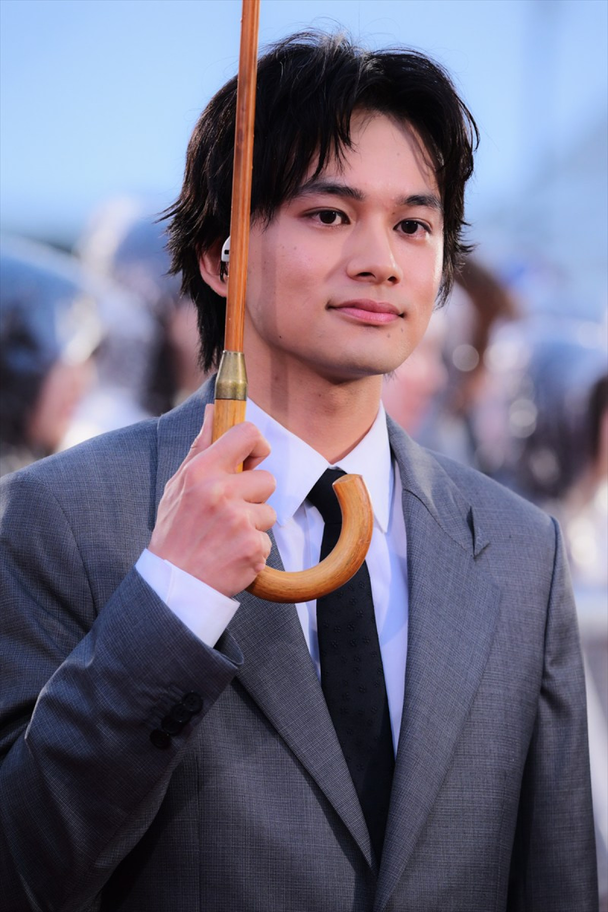 Snow Man目黒蓮、一時帰国でレッドカーペットに登場　雨のち虹も出現