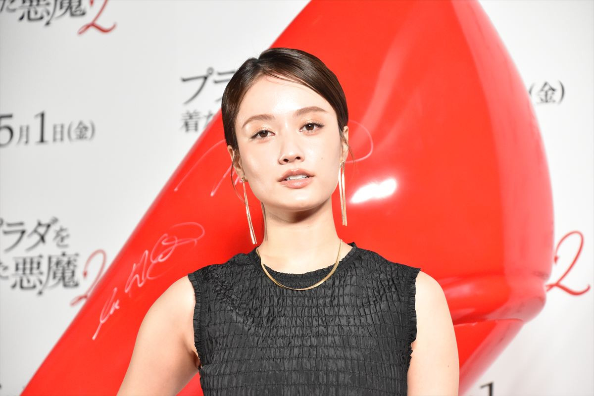 TWICE・MOMO＆SANA『プラダを着た悪魔２』をイメージした真っ赤なドレスで登場！ジャパンアンバサダーに就任